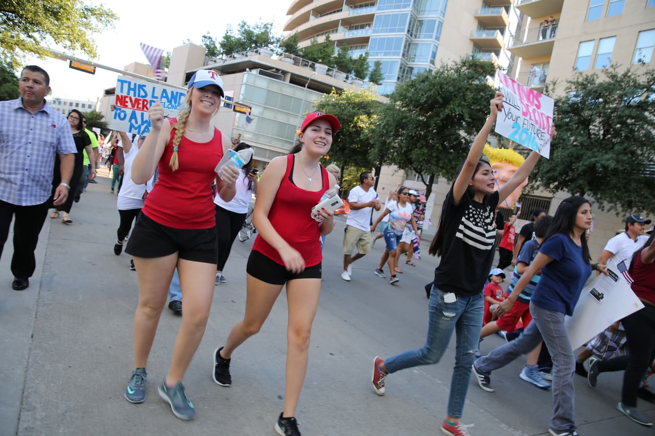 Hispanos, americanos y afroamericanos unidos contra Donald Trump