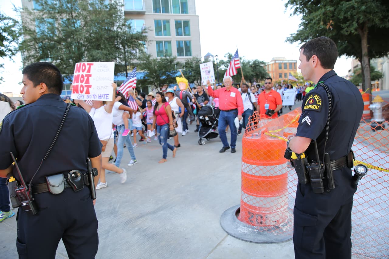 Hispanos, americanos y afroamericanos unidos contra Donald Trump