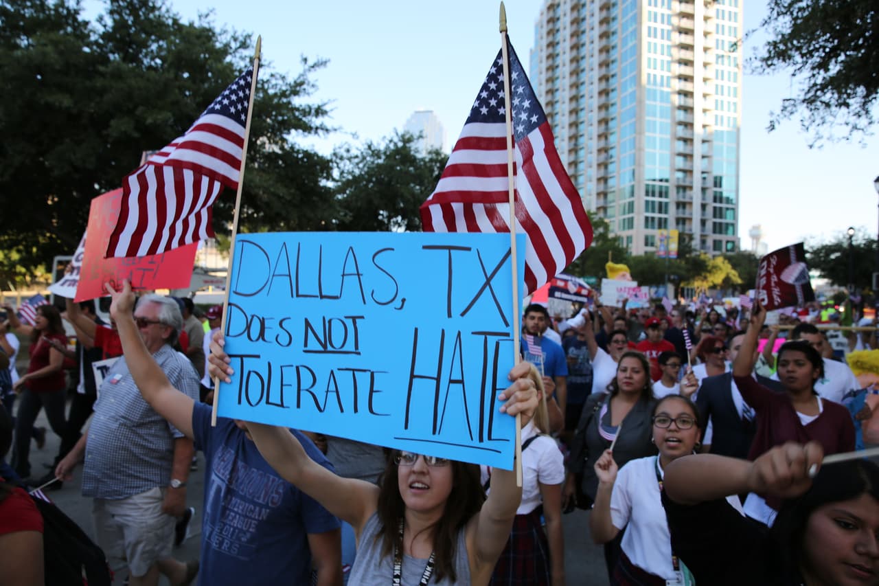 Hispanos, americanos y afroamericanos unidos contra Donald Trump