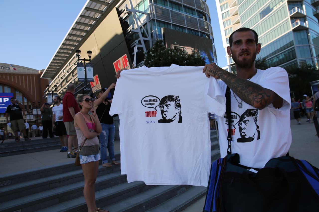 Hispanos, americanos y afroamericanos unidos contra Donald Trump