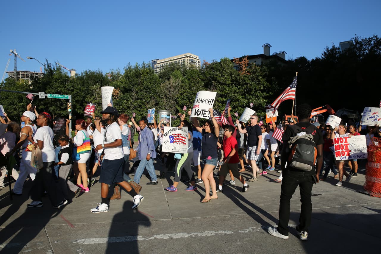 Hispanos, americanos y afroamericanos unidos contra Donald Trump.