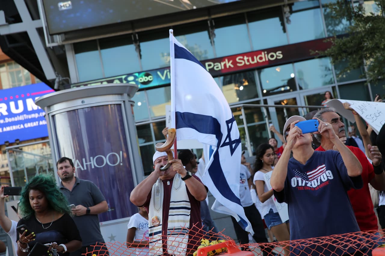 Hispanos, americanos y afroamericanos unidos contra Donald Trump