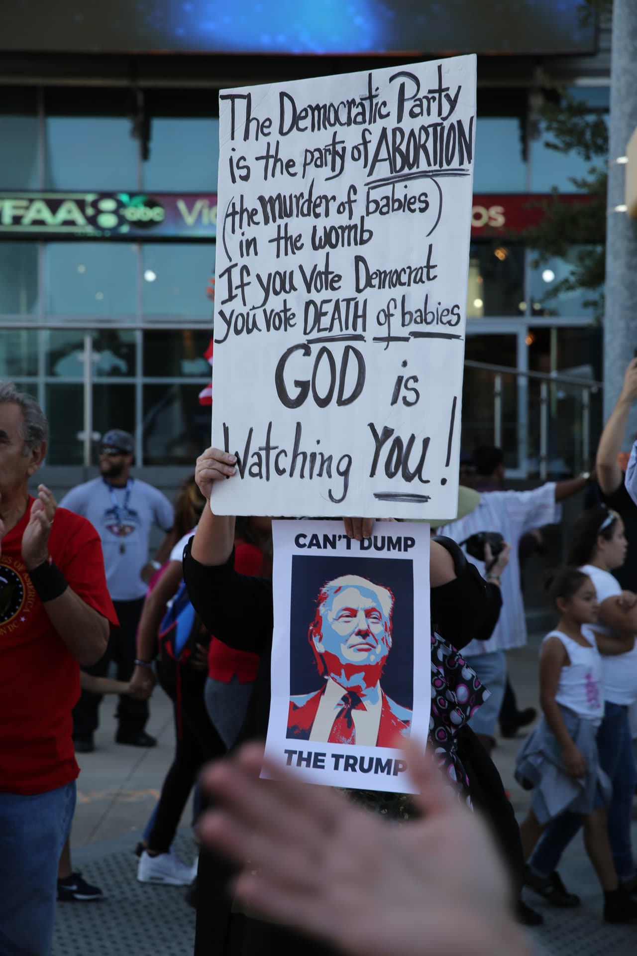 Hispanos, americanos y afroamericanos unidos contra Donald Trump