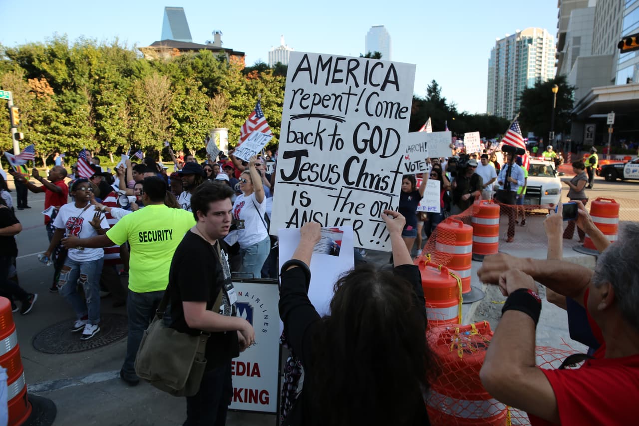 Hispanos, americanos y afroamericanos unidos contra Donald Trump