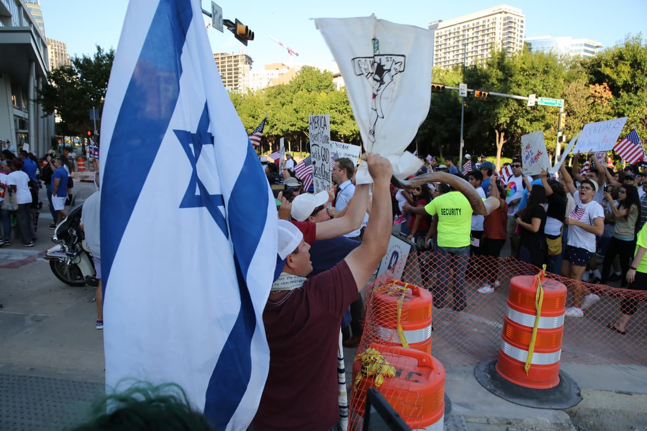 Hispanos, americanos y afroamericanos unidos contra Donald Trump