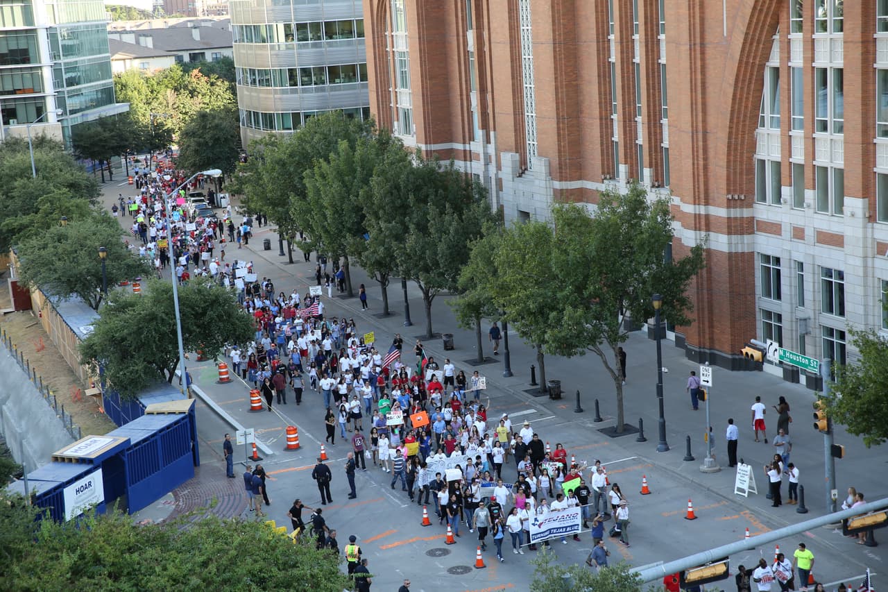 Hispanos, americanos y afroamericanos unidos contra Donald Trump