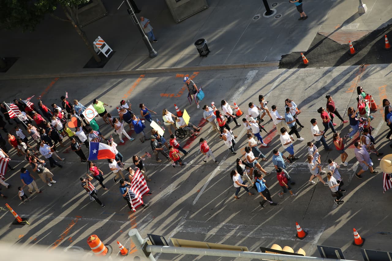 Hispanos, americanos y afroamericanos unidos contra Donald Trump