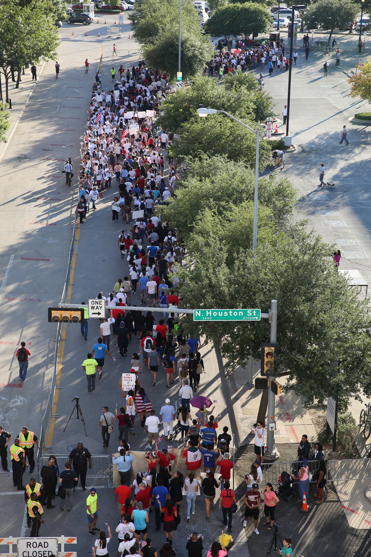 Hispanos, americanos y afroamericanos unidos contra Donald Trump
