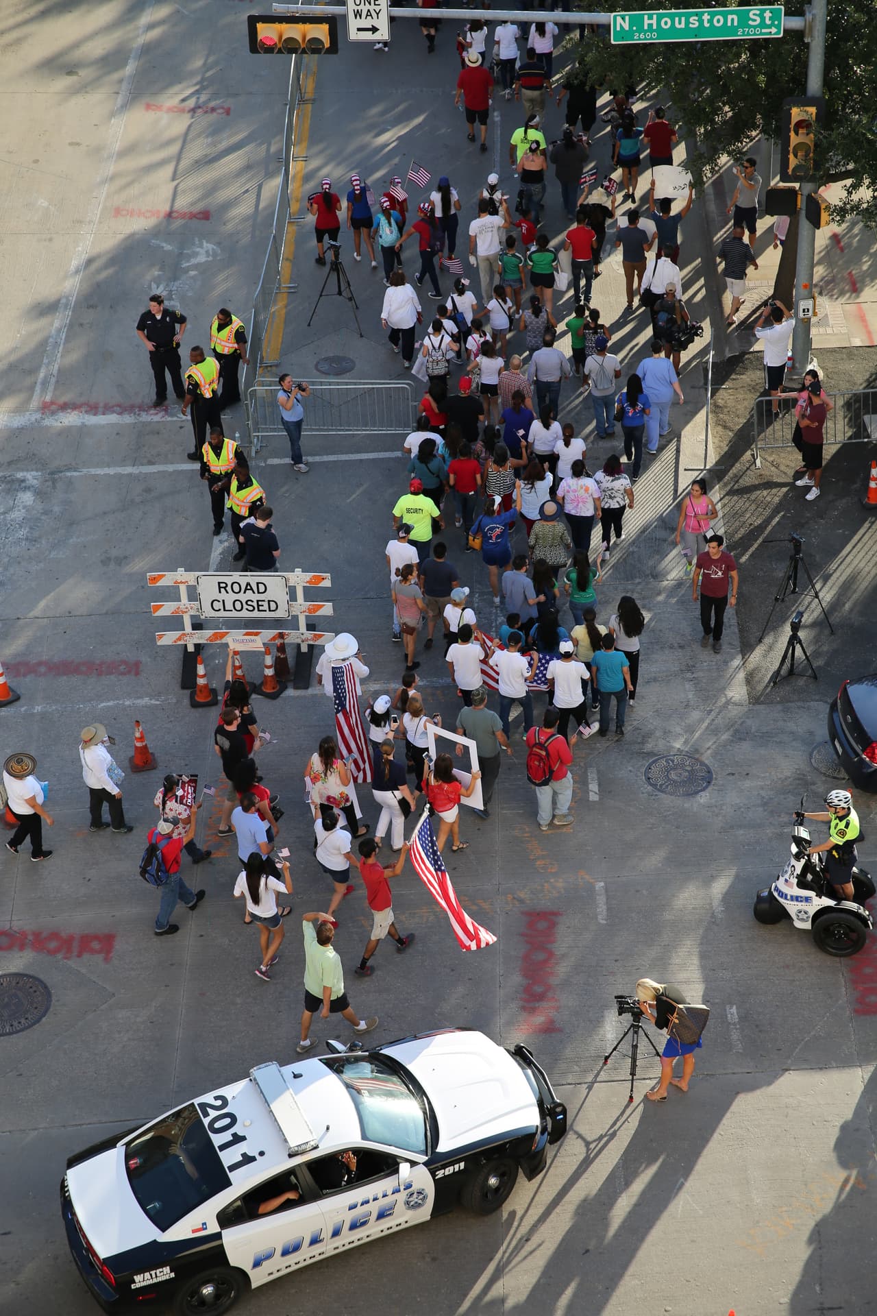 Hispanos, americanos y afroamericanos unidos contra Donald Trump