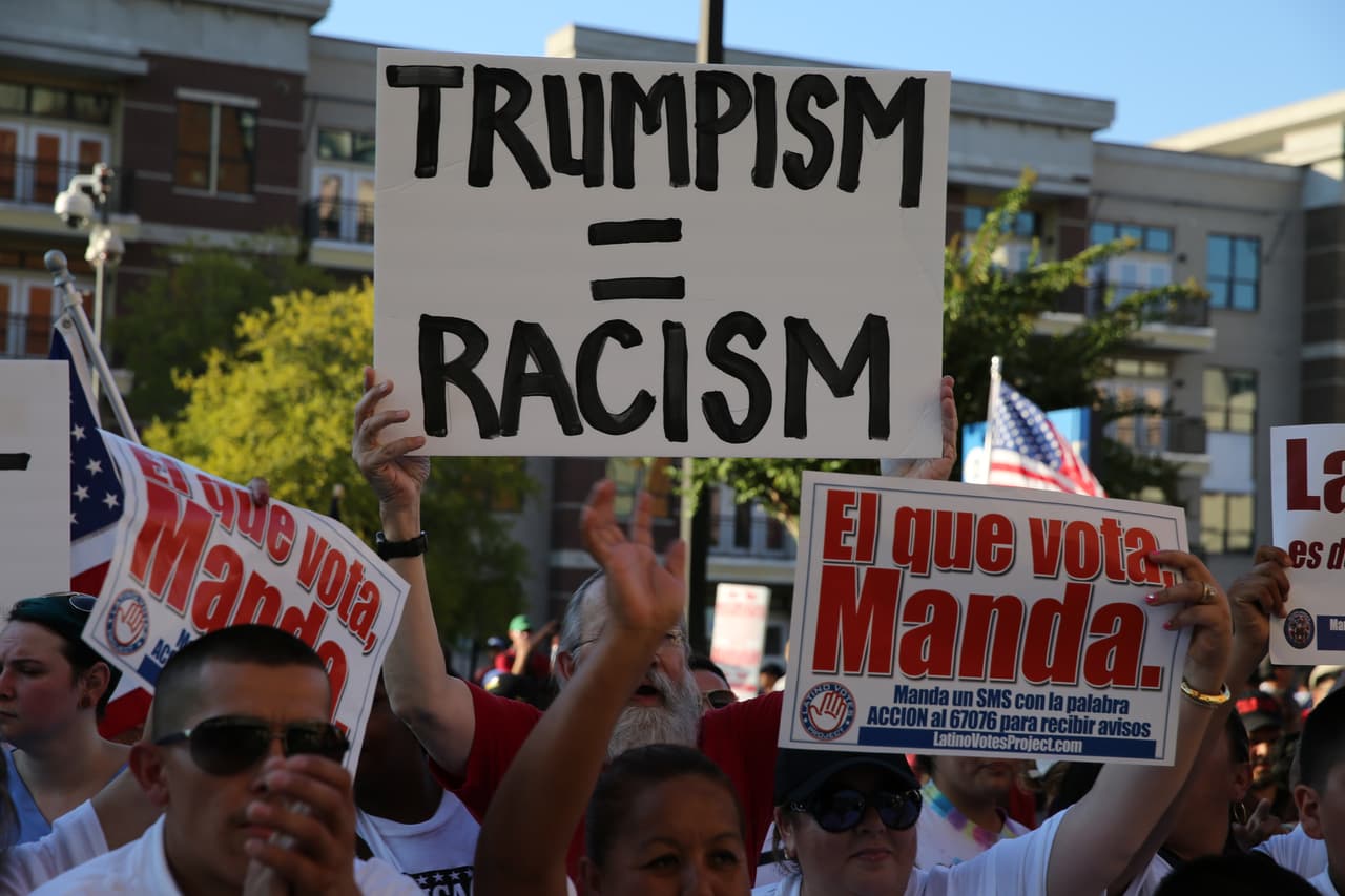 Hispanos, americanos y afroamericanos unidos contra Donald Trump