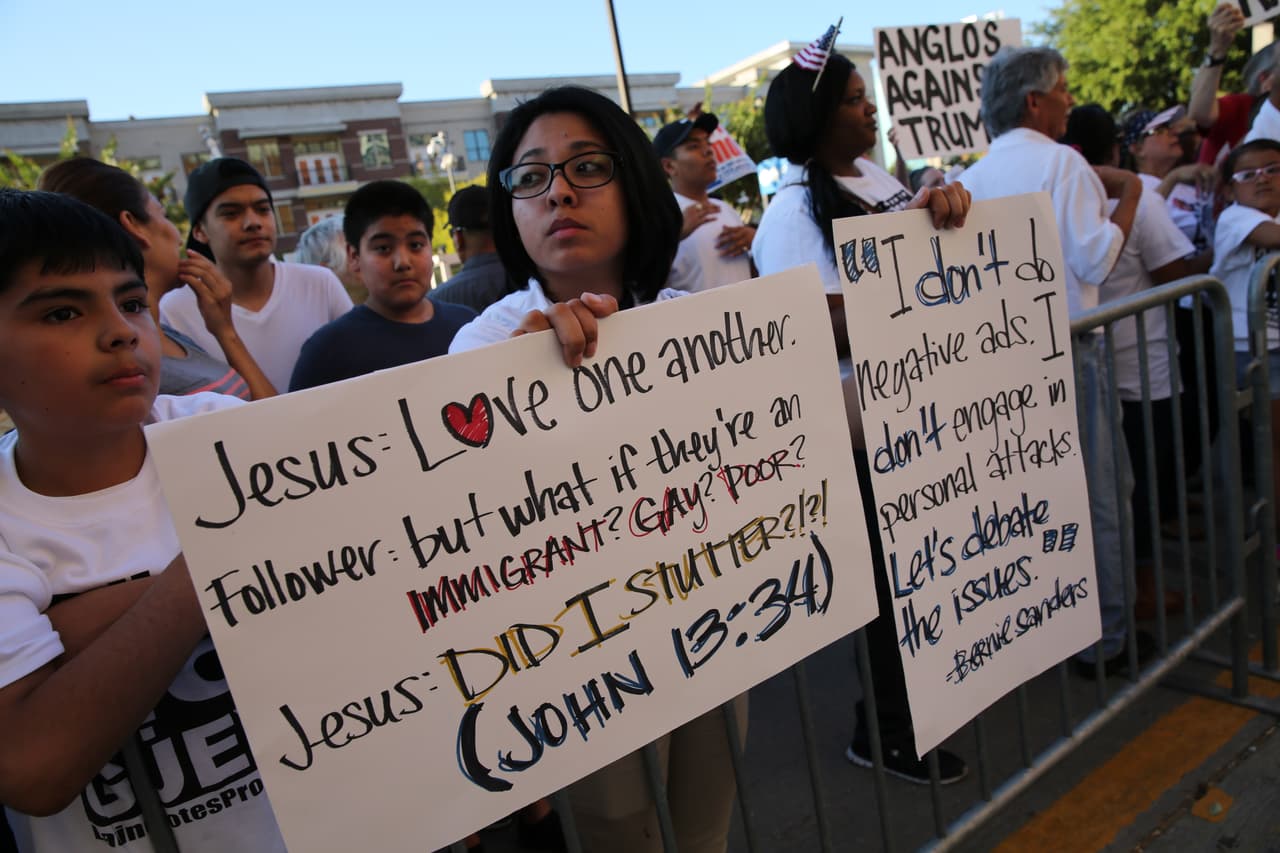 Hispanos, americanos y afroamericanos unidos contra Donald Trump