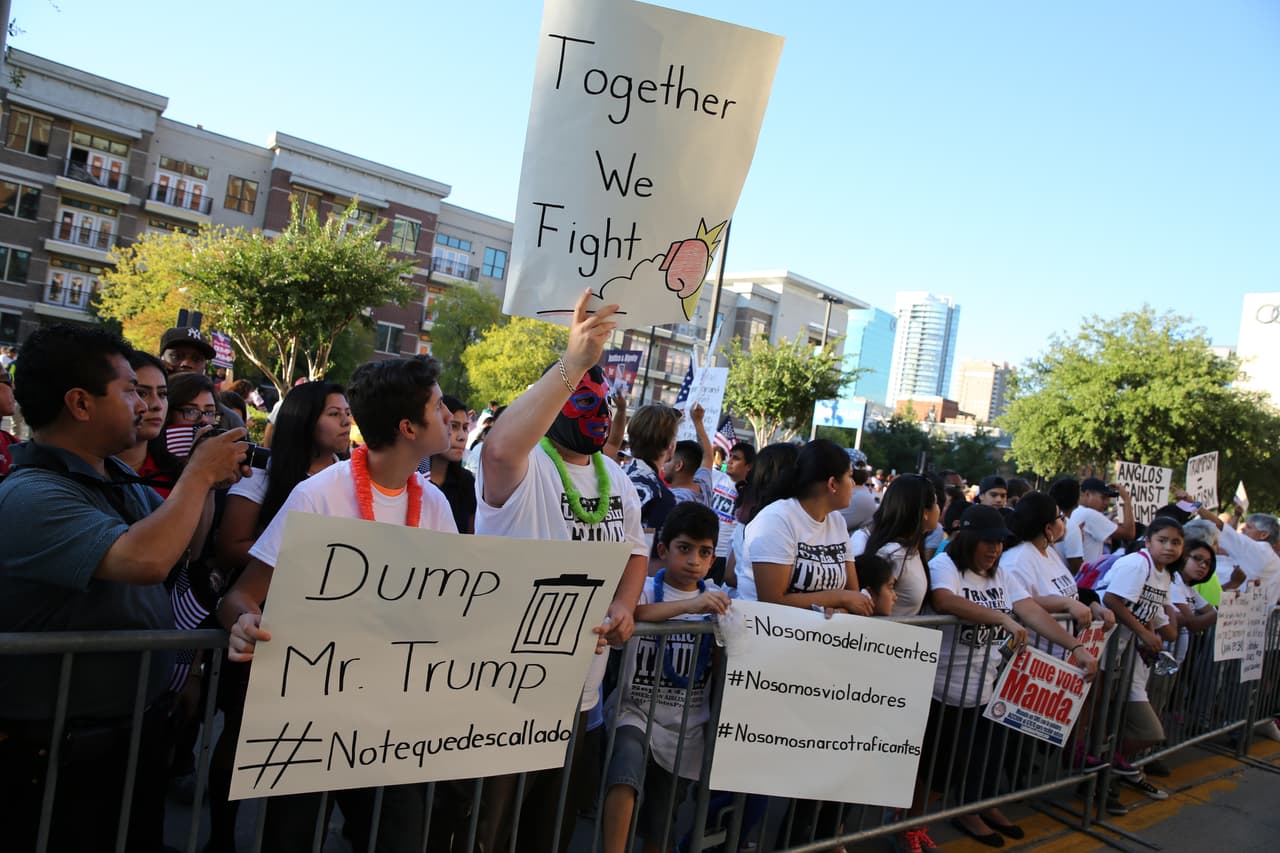 Hispanos, americanos y afroamericanos unidos contra Donald Trump