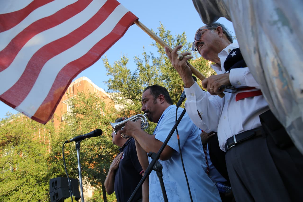 Hispanos, americanos y afroamericanos unidos contra Donald Trump
