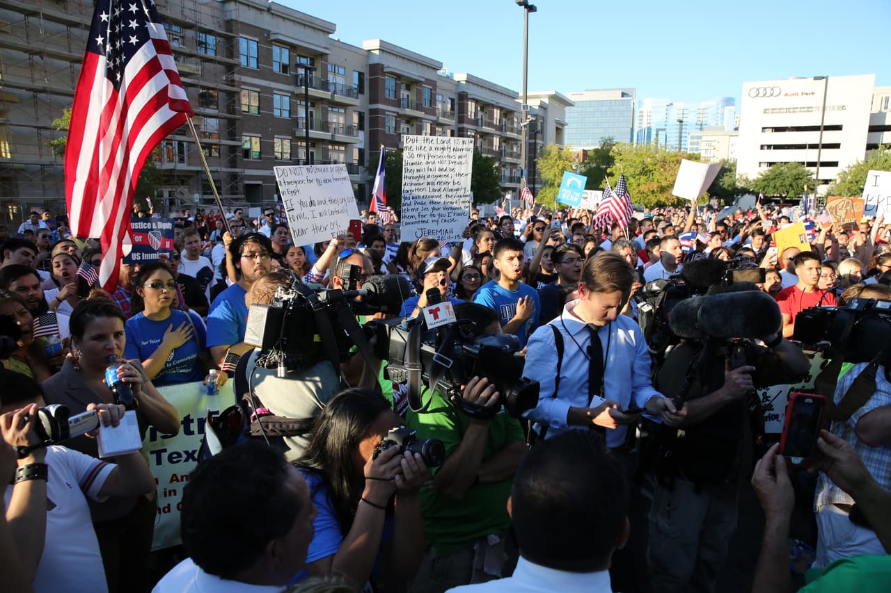 Hispanos, americanos y afroamericanos unidos contra Donald Trump