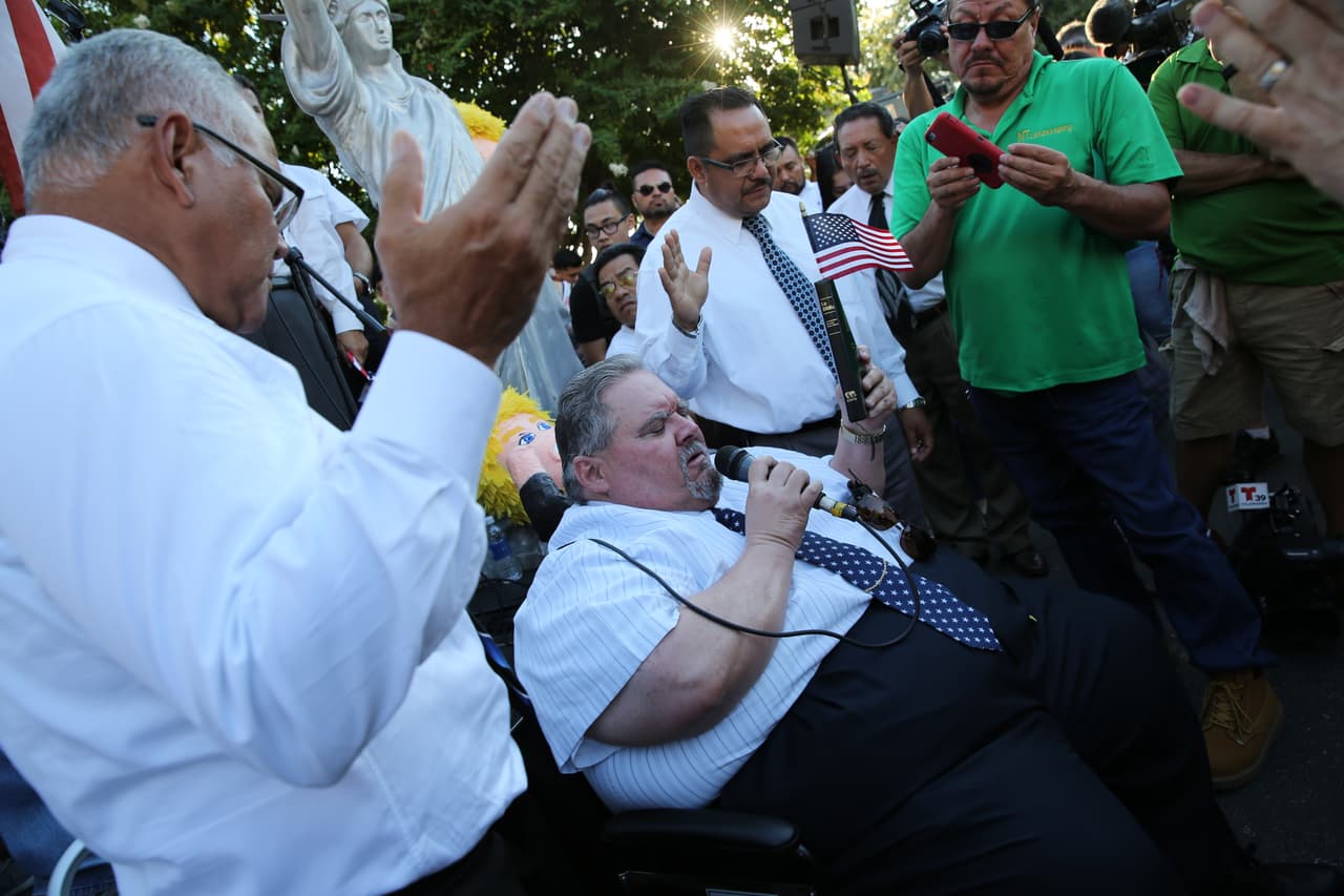 Hispanos, americanos y afroamericanos unidos contra Donald Trump