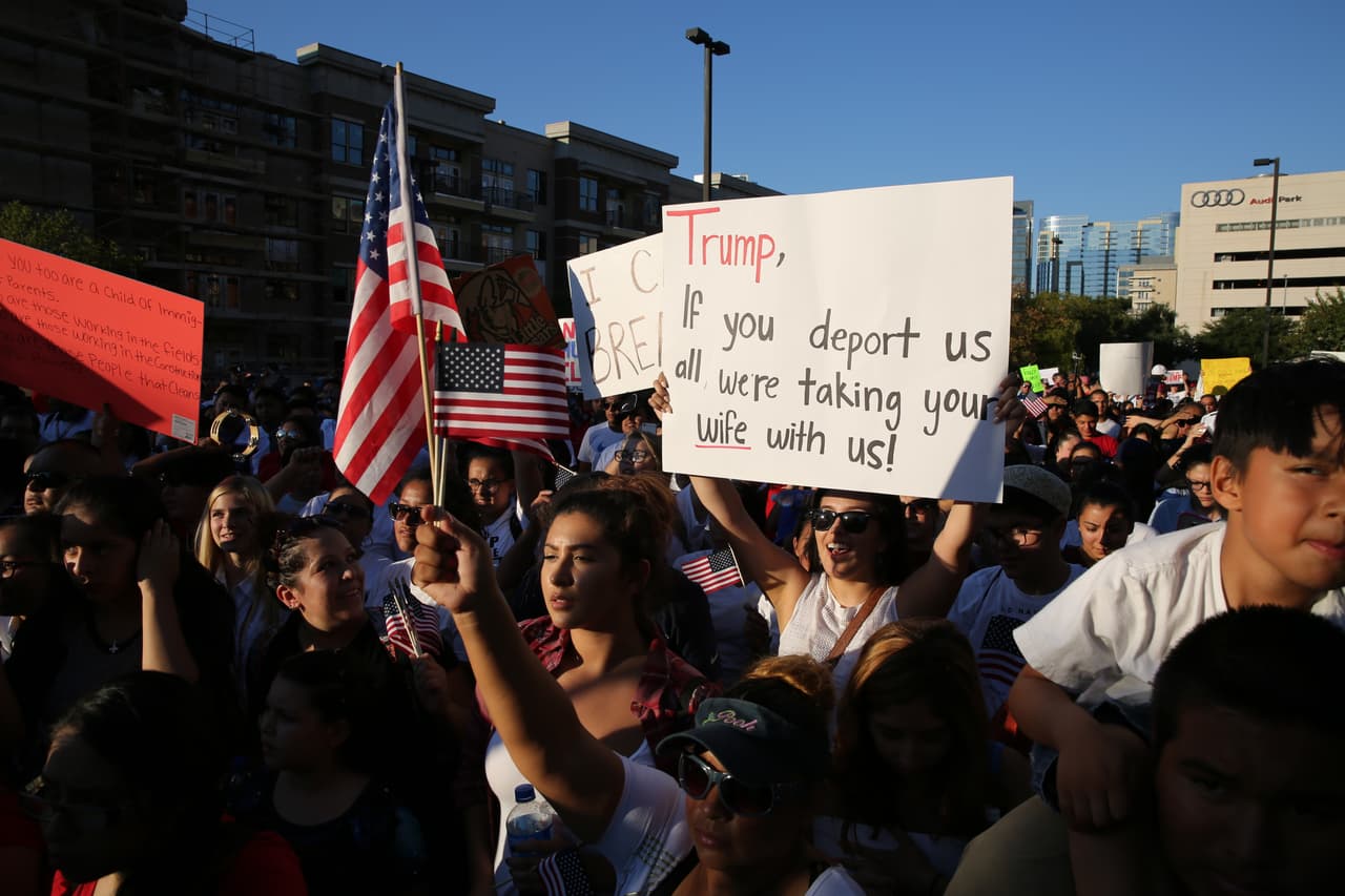 Hispanos, americanos y afroamericanos unidos contra Donald Trump
