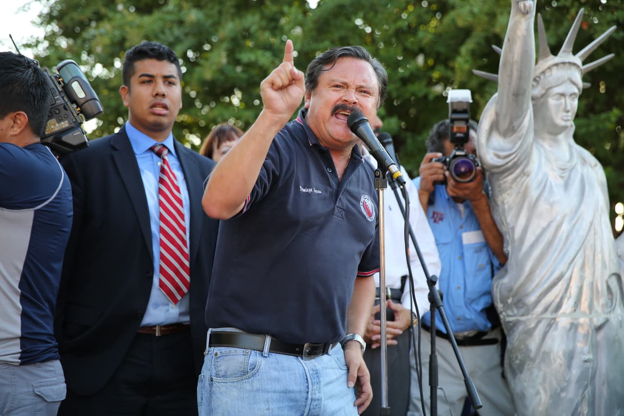 Hispanos, americanos y afroamericanos unidos contra Donald Trump