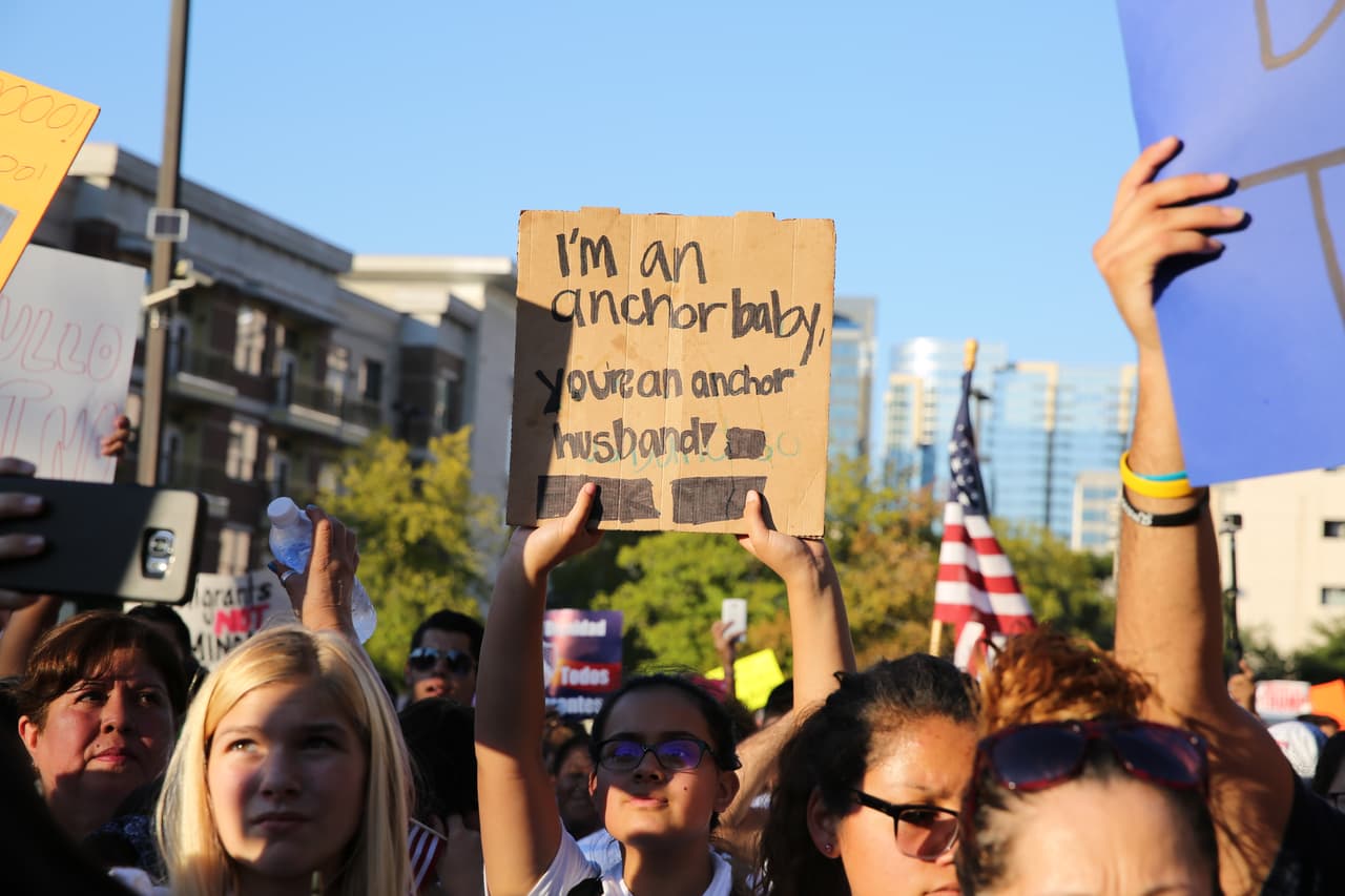 Hispanos, americanos y afroamericanos unidos contra Donald Trump