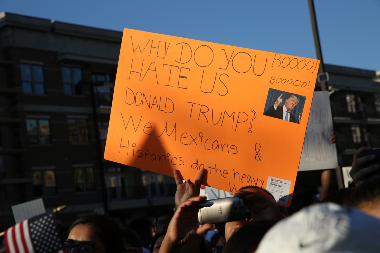 Hispanos, americanos y afroamericanos unidos contra Donald Trump