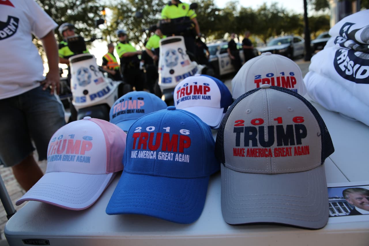Hispanos, americanos y afroamericanos unidos contra Donald Trump