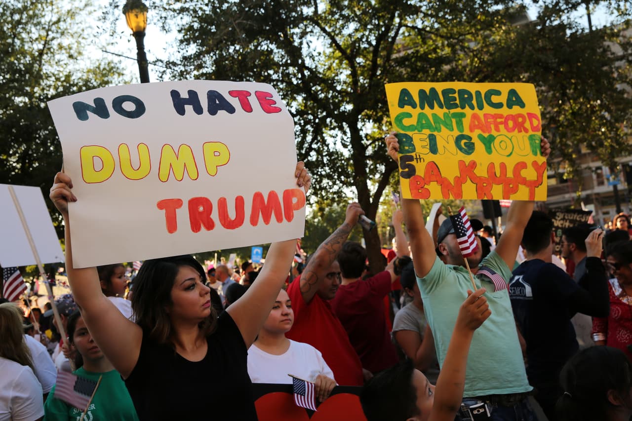 Hispanos, americanos y afroamericanos unidos contra Donald Trump