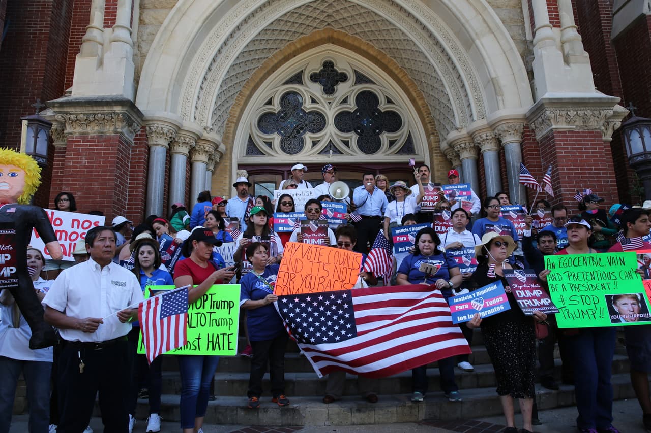 Hispanos, americanos y afroamericanos unidos contra Donald Trump
