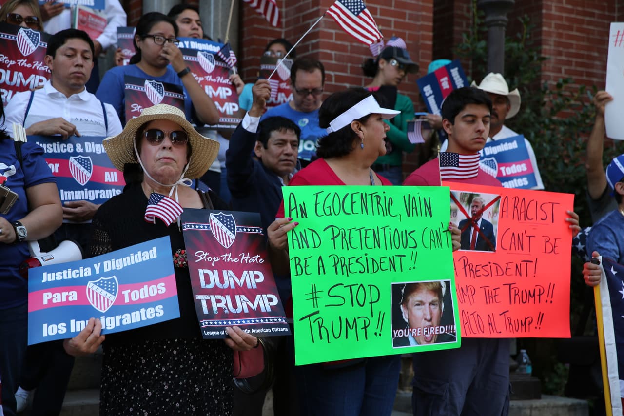 Hispanos, americanos y afroamericanos unidos contra Donald Trump