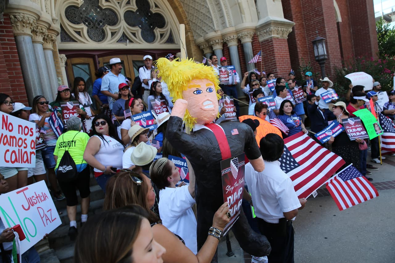 Hispanos, americanos y afroamericanos unidos contra Donald Trump