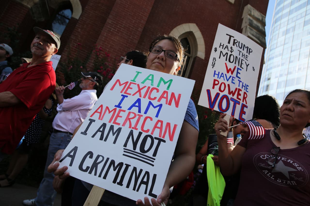 Hispanos, americanos y afroamericanos unidos contra Donald Trump