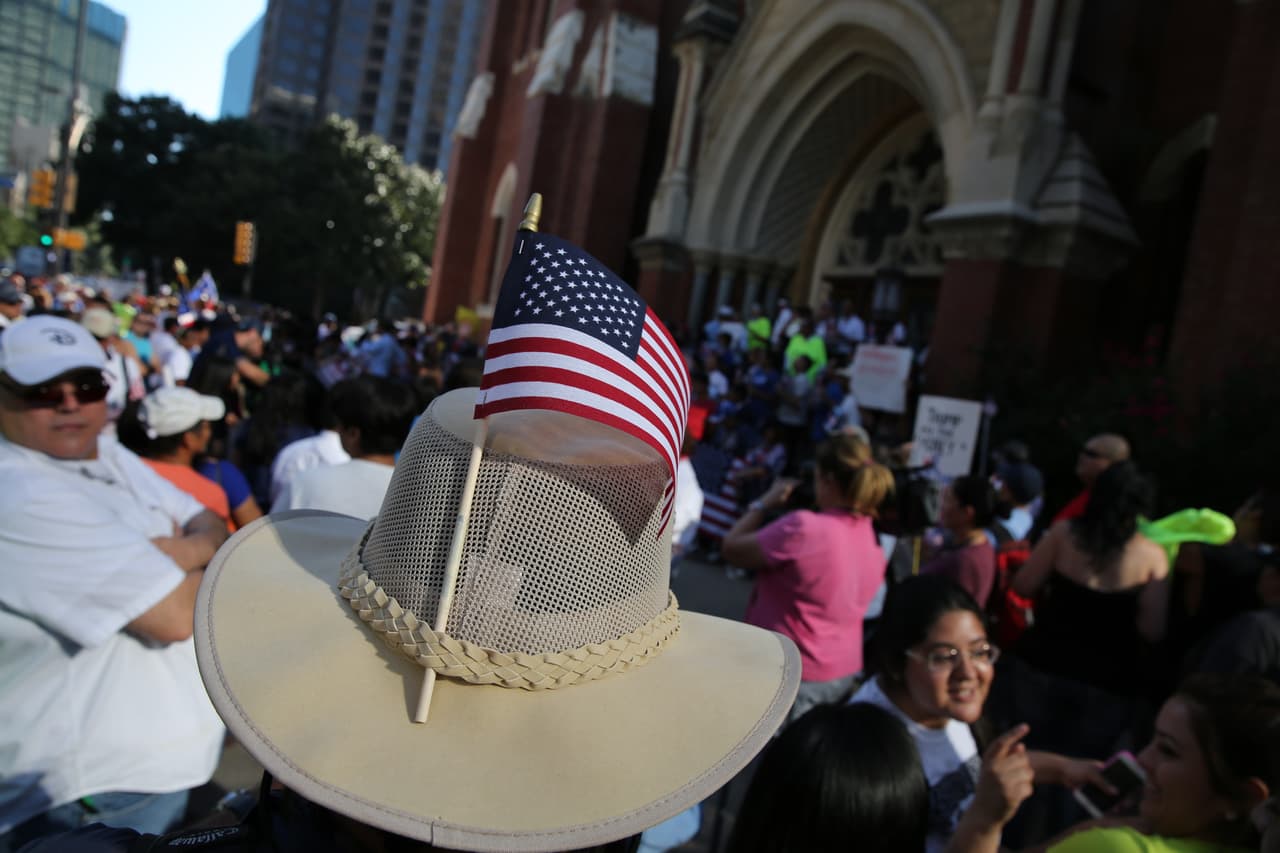 Hispanos, americanos y afroamericanos unidos contra Donald Trump