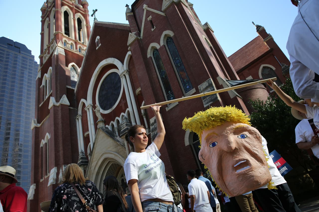 Hispanos, americanos y afroamericanos unidos contra Donald Trump