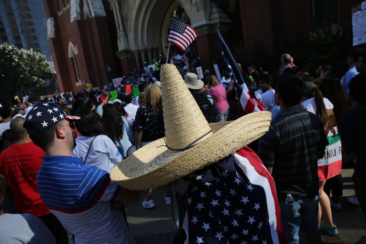 Hispanos, americanos y afroamericanos unidos contra Donald Trump