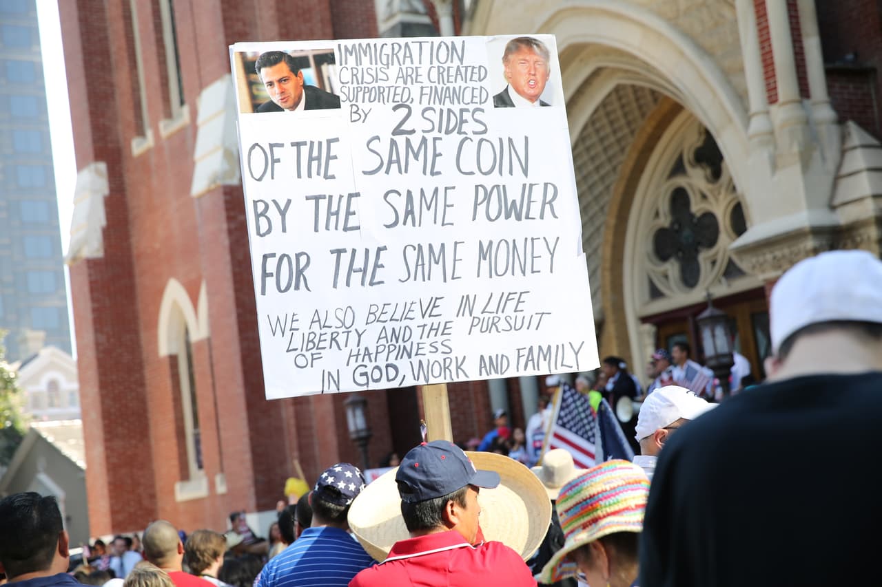 Hispanos, americanos y afroamericanos unidos contra Donald Trump