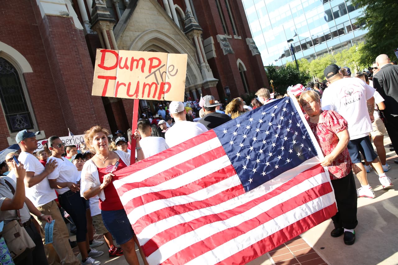 Hispanos, americanos y afroamericanos unidos contra Donald Trump