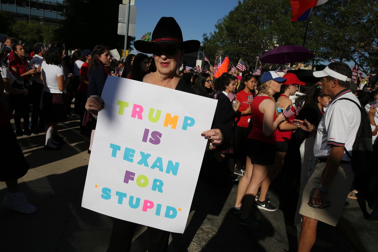 Hispanos, americanos y afroamericanos unidos contra Donald Trump