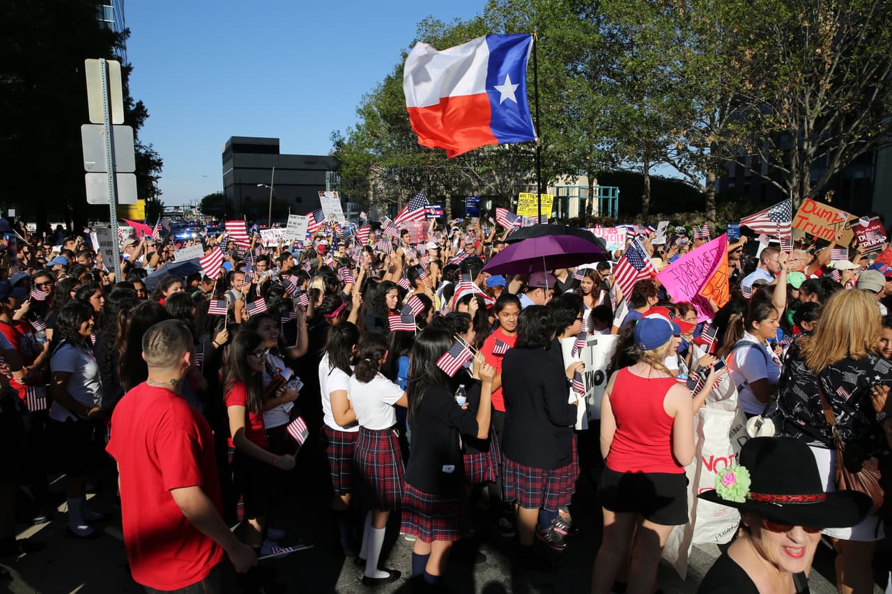 Hispanos, americanos y afroamericanos unidos contra Donald Trump