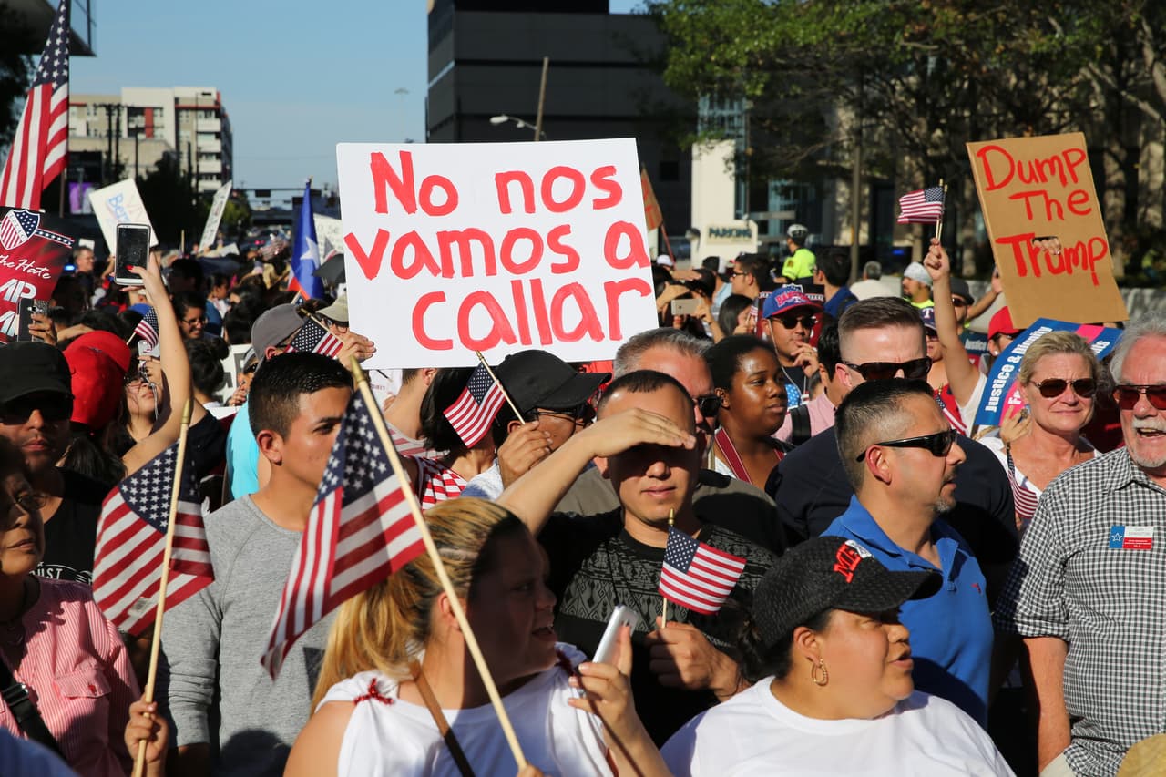 Hispanos, americanos y afroamericanos unidos contra Donald Trump