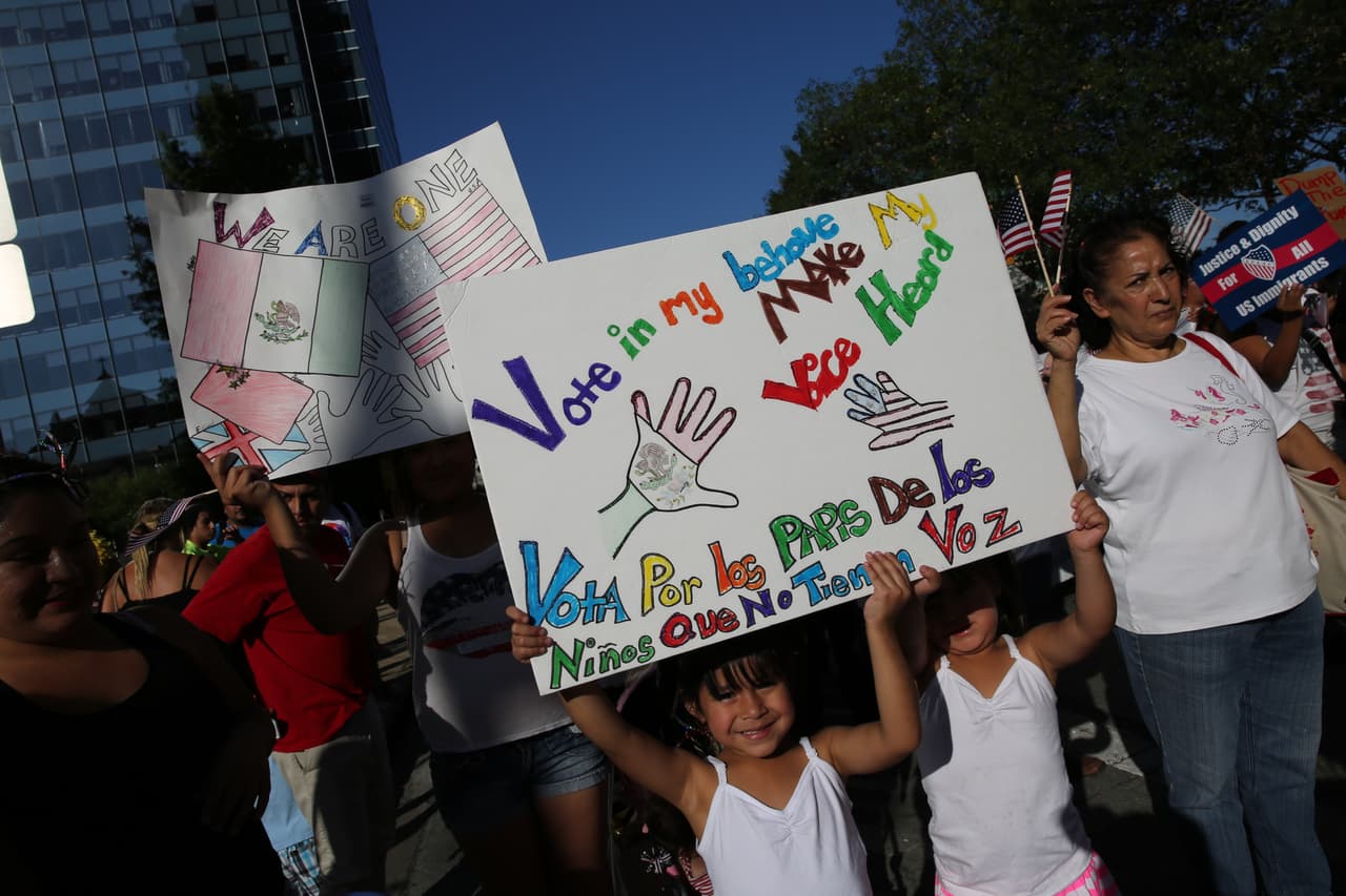 Hispanos, americanos y afroamericanos unidos contra Donald Trump