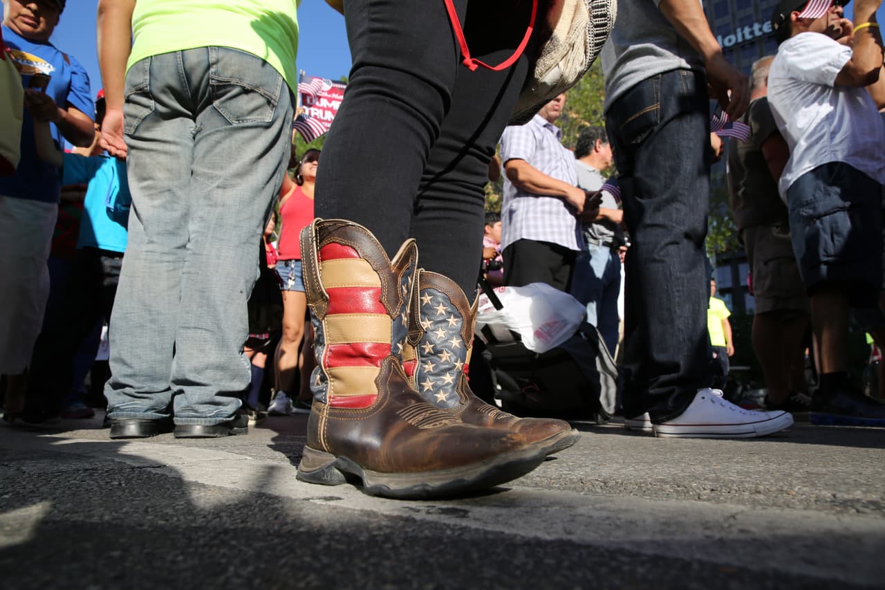 Hispanos, americanos y afroamericanos unidos contra Donald Trump