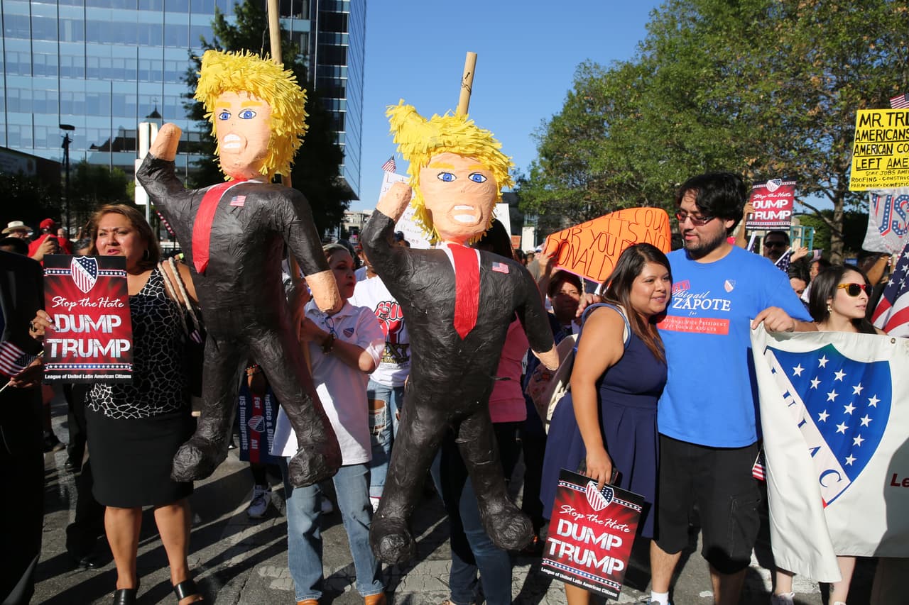 Hispanos, americanos y afroamericanos unidos contra Donald Trump