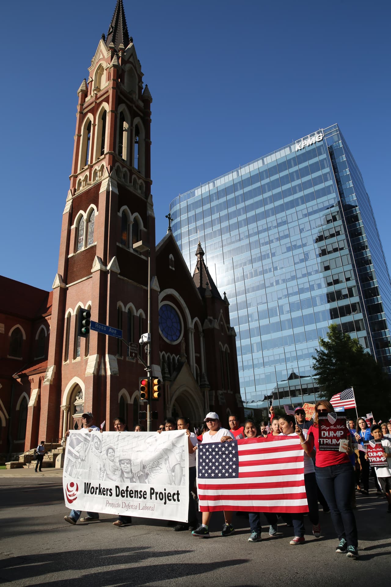 Hispanos, americanos y afroamericanos unidos contra Donald Trump