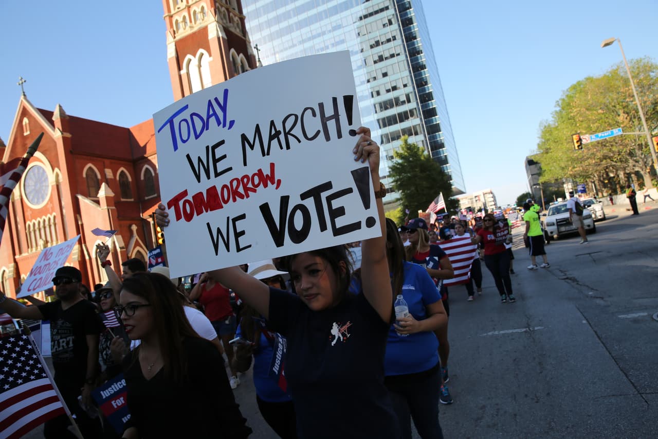 Hispanos, americanos y afroamericanos unidos contra Donald Trump