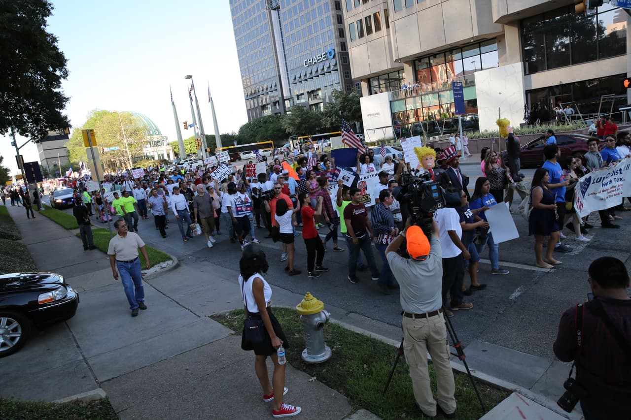 Hispanos, americanos y afroamericanos unidos contra Donald Trump