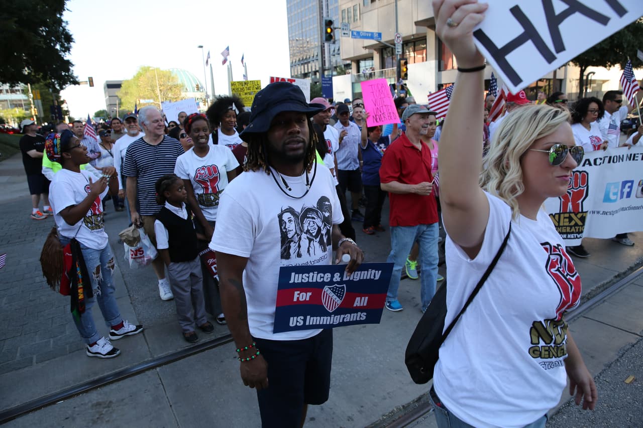 Hispanos, americanos y afroamericanos unidos contra Donald Trump