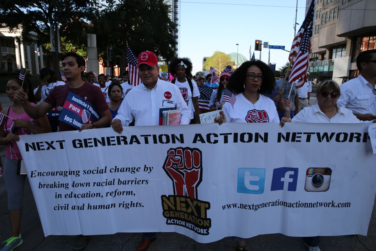 Hispanos, americanos y afroamericanos unidos contra Donald Trump