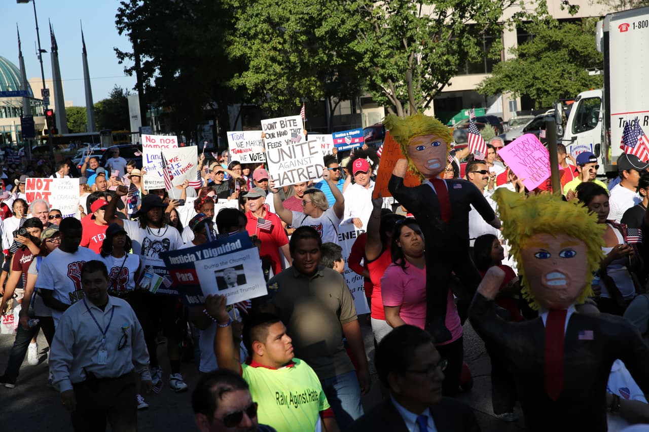 Hispanos, americanos y afroamericanos unidos contra Donald Trump