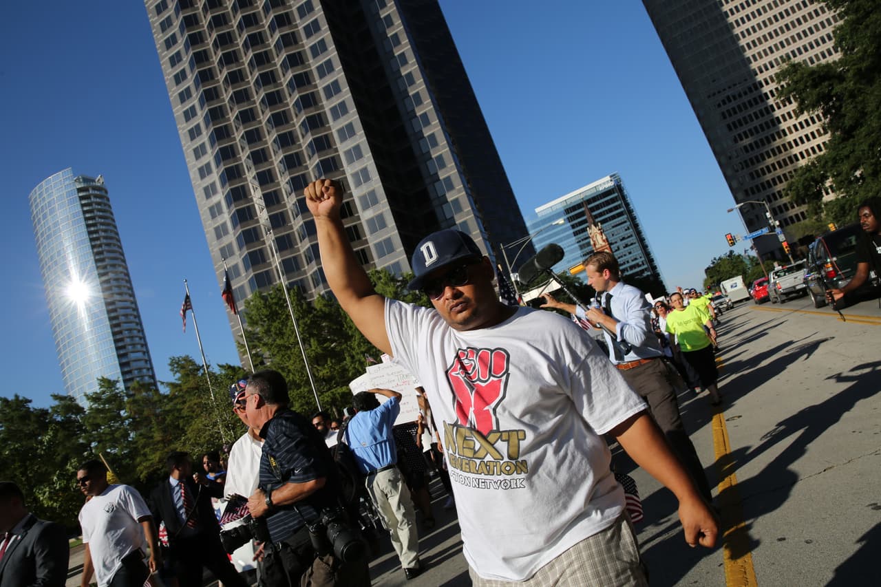 Hispanos, americanos y afroamericanos unidos contra Donald Trump