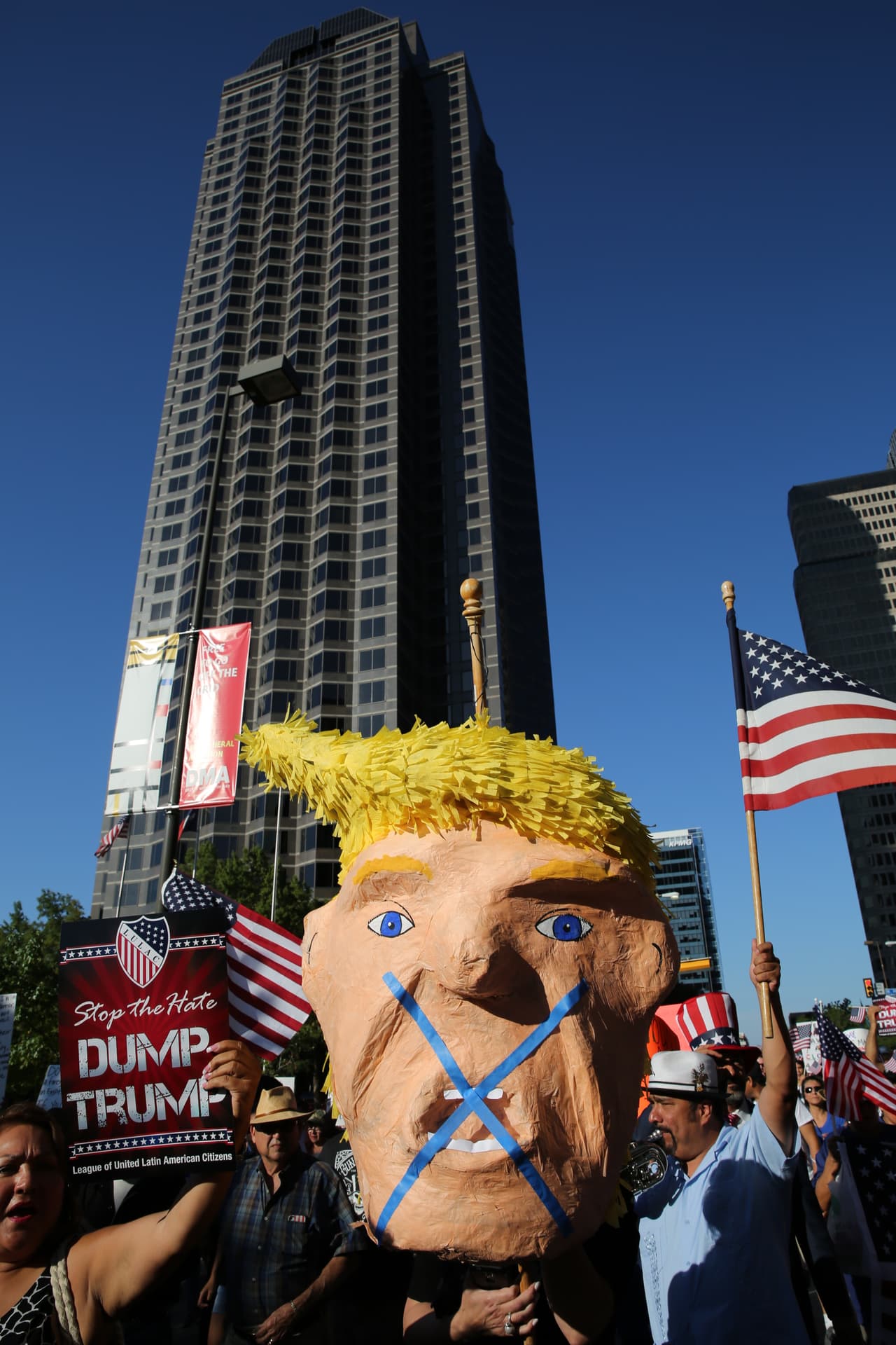 Hispanos, americanos y afroamericanos unidos contra Donald Trump