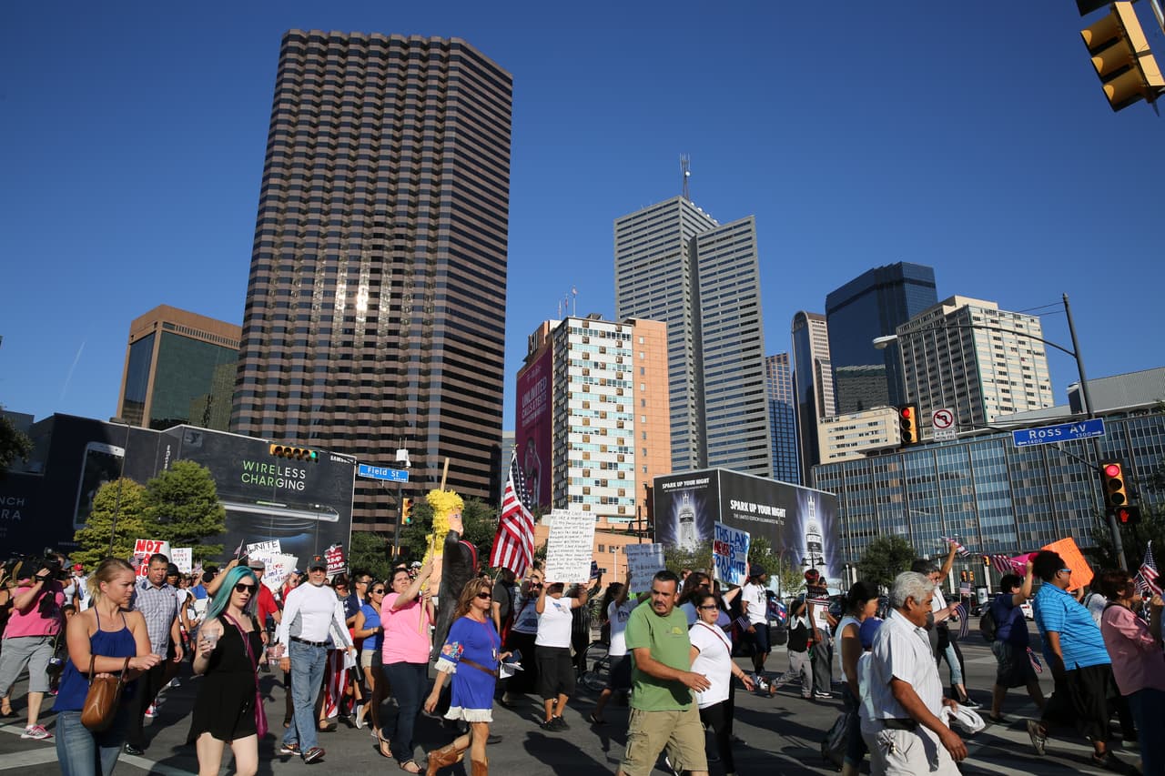 Hispanos, americanos y afroamericanos unidos contra Donald Trump