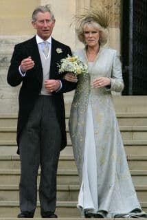 Según 
<b><a href="https://www.telegraph.co.uk/royal-family/2019/11/04/crown-season-3-netflix-drama-depicts-fictional-plot-split-prince/" target="_blank">The Telegraph</a></b>, una de las líneas narrativas de la serie ha enfurecido a los biógrafos y expertos de la realeza, ya que muestra a la reina madre, Isabel Bowes-Lyon, y al almirante Louis Mountbatten, primo de Isabel II, intentando separar al príncipe Carlos y a 
<b><a href="https://www.univision.com/famosos/reportan-que-camilla-parker-esta-delicada-de-salud-no-llego-a-un-evento-con-meghan-markle-y-el-principe-harry-fotos">Camilla Parker</a></b>, lo cual podría dañar la imagen de la corona.